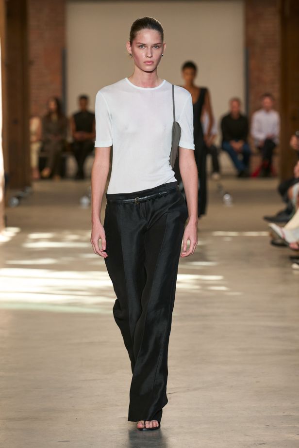 فيرونيكا ليوني تُعيد صياغة البساطة الأميركية في عرض ‏Calvin Klein‏ لربيع 2027 ‏
