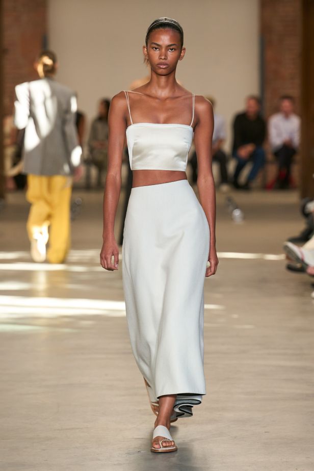 فيرونيكا ليوني تُعيد صياغة البساطة الأميركية في عرض ‏Calvin Klein‏ لربيع 2027 ‏