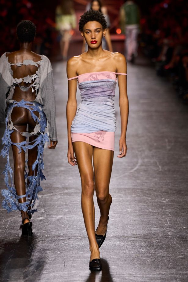 غلين مارتنز يودّع ديزل بعرض صاخب يحتفي بالدنيم والحرية