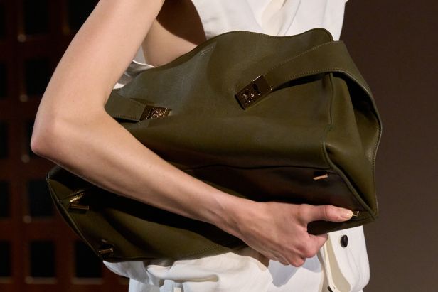 حرية الأربعينيات بلغة ‏Ferragamo‏ في مجموعة ربيع وصيف 2027‏