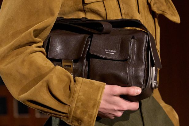 حرية الأربعينيات بلغة ‏Ferragamo‏ في مجموعة ربيع وصيف 2027‏