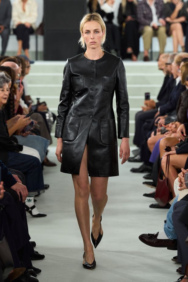 مجموعة ‏JIL SANDER ‎‏ لربيع 2027 تستكشف جمال اللامثالية ‏
