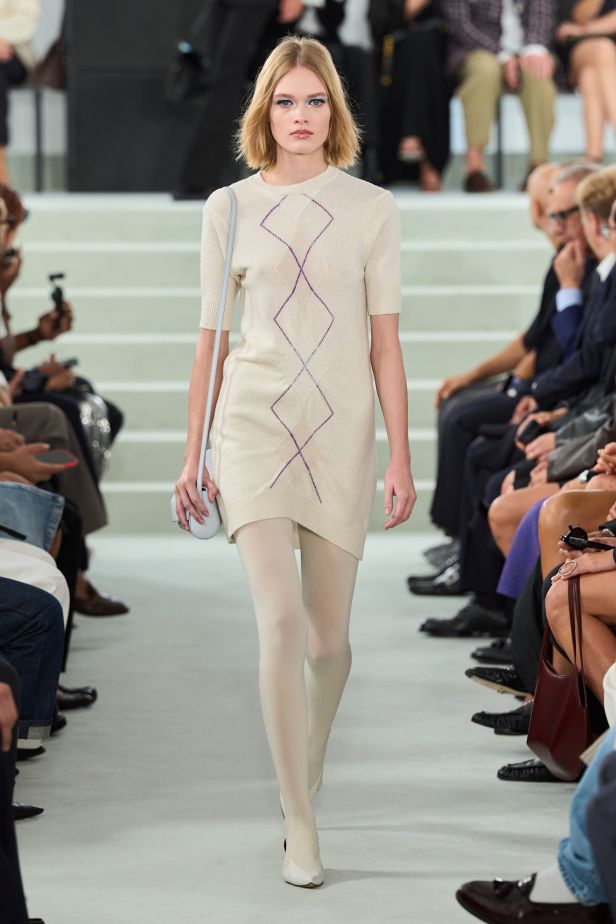 مجموعة ‏JIL SANDER ‎‏ لربيع 2027 تستكشف جمال اللامثالية ‏