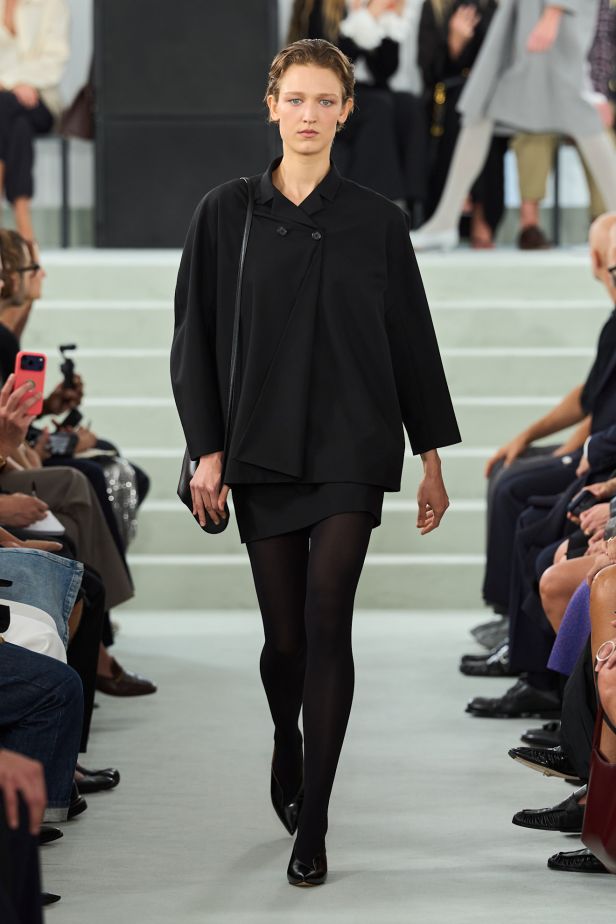 مجموعة ‏JIL SANDER ‎‏ لربيع 2027 تستكشف جمال اللامثالية ‏