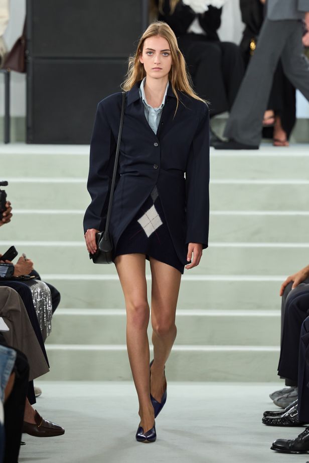 مجموعة ‏JIL SANDER ‎‏ لربيع 2027 تستكشف جمال اللامثالية ‏