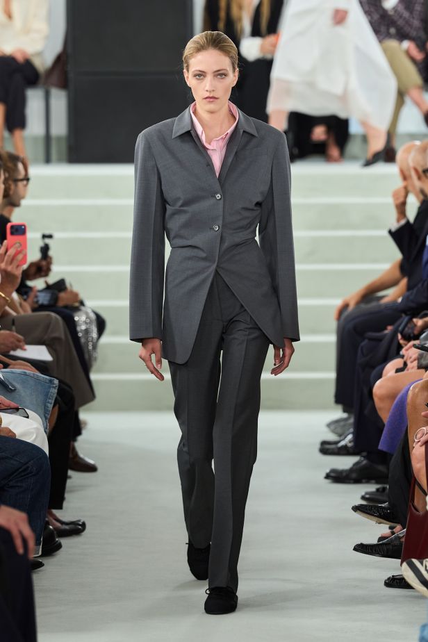 مجموعة ‏JIL SANDER ‎‏ لربيع 2027 تستكشف جمال اللامثالية ‏