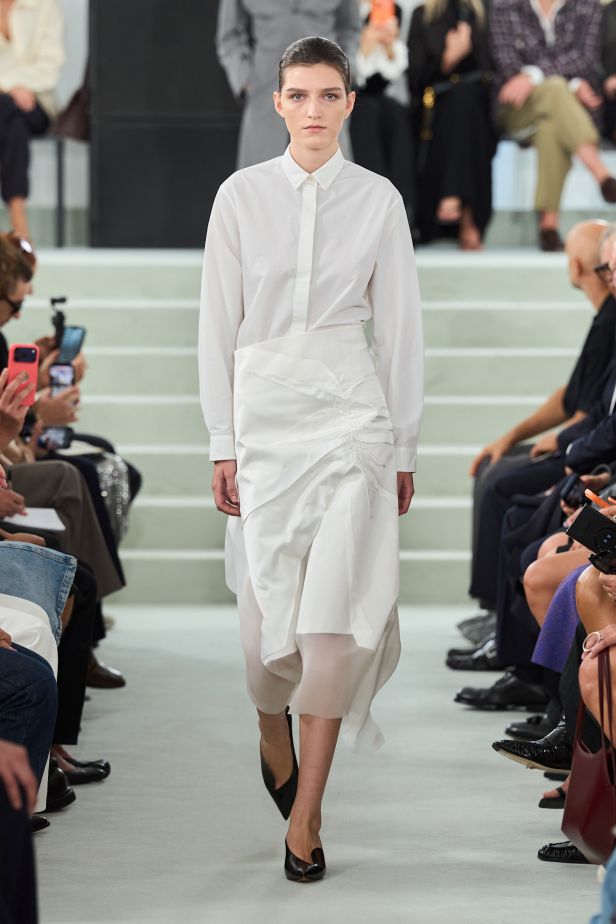 مجموعة ‏JIL SANDER ‎‏ لربيع 2027 تستكشف جمال اللامثالية ‏