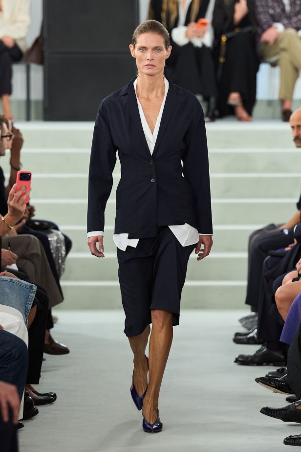 مجموعة ‏JIL SANDER ‎‏ لربيع 2027 تستكشف جمال اللامثالية ‏
