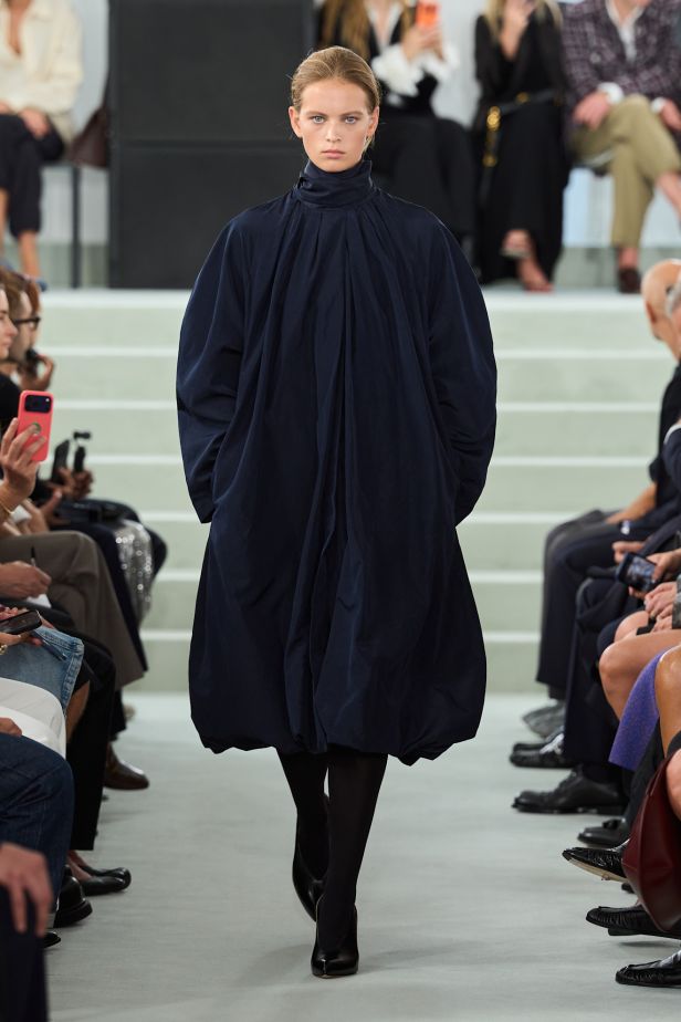 مجموعة ‏JIL SANDER ‎‏ لربيع 2027 تستكشف جمال اللامثالية ‏