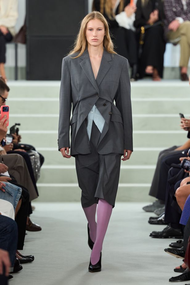 مجموعة ‏JIL SANDER ‎‏ لربيع 2027 تستكشف جمال اللامثالية ‏