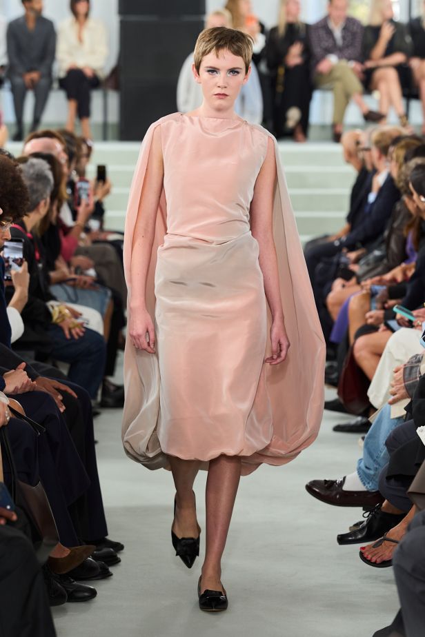 مجموعة ‏JIL SANDER ‎‏ لربيع 2027 تستكشف جمال اللامثالية ‏