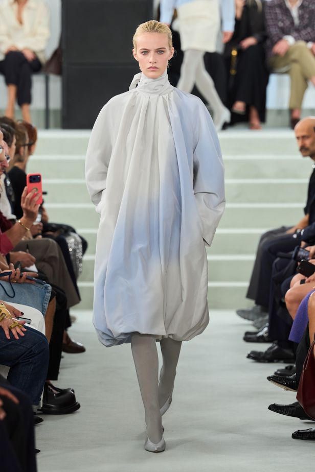مجموعة ‏JIL SANDER ‎‏ لربيع 2027 تستكشف جمال اللامثالية ‏