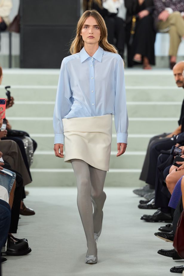 مجموعة ‏JIL SANDER ‎‏ لربيع 2027 تستكشف جمال اللامثالية ‏