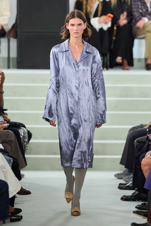 مجموعة ‏JIL SANDER ‎‏ لربيع 2027 تستكشف جمال اللامثالية ‏
