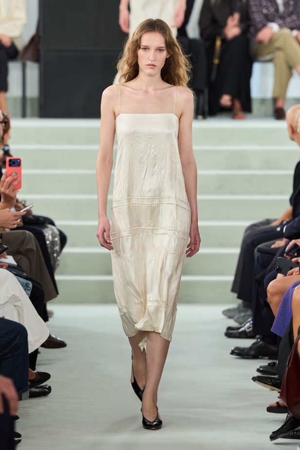 مجموعة ‏JIL SANDER ‎‏ لربيع 2027 تستكشف جمال اللامثالية ‏