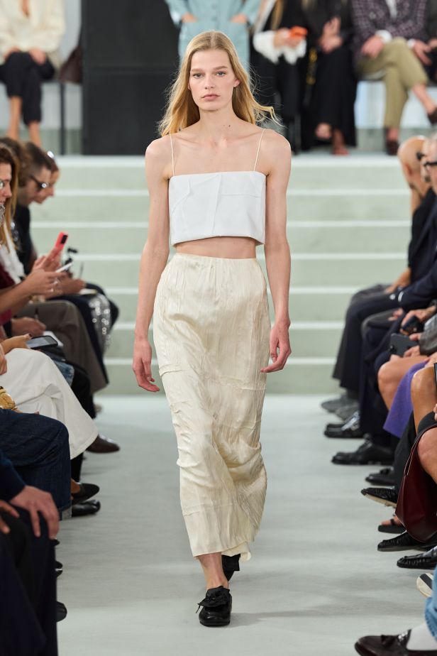 مجموعة ‏JIL SANDER ‎‏ لربيع 2027 تستكشف جمال اللامثالية ‏