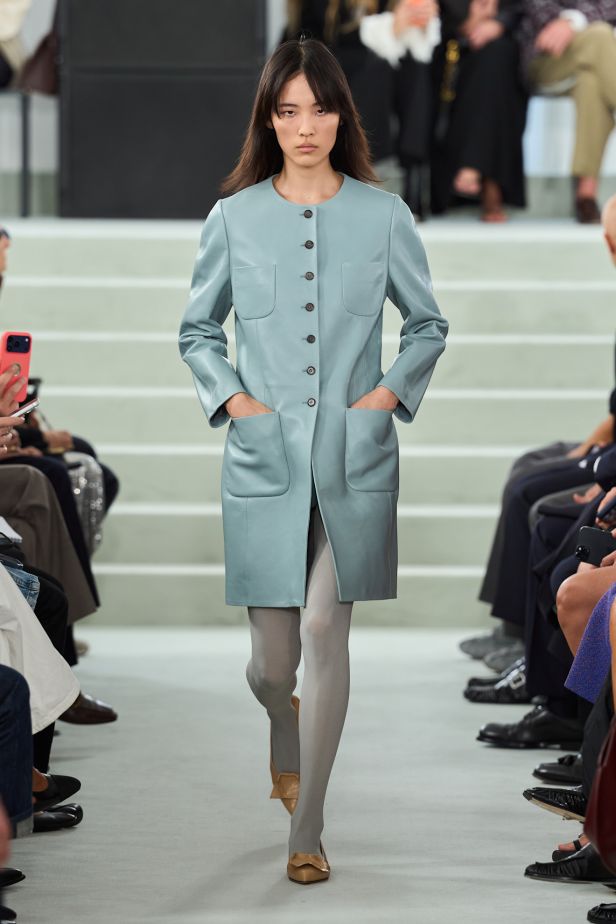 مجموعة ‏JIL SANDER ‎‏ لربيع 2027 تستكشف جمال اللامثالية ‏