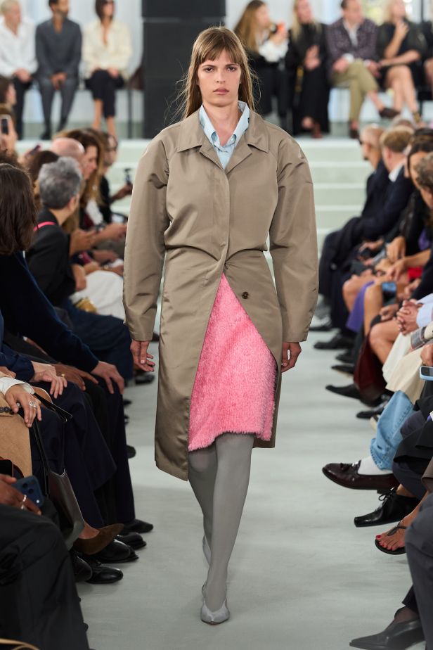 مجموعة ‏JIL SANDER ‎‏ لربيع 2027 تستكشف جمال اللامثالية ‏