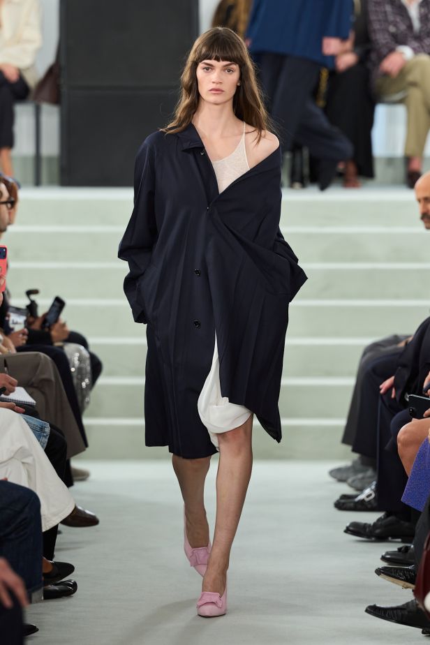 مجموعة ‏JIL SANDER ‎‏ لربيع 2027 تستكشف جمال اللامثالية ‏