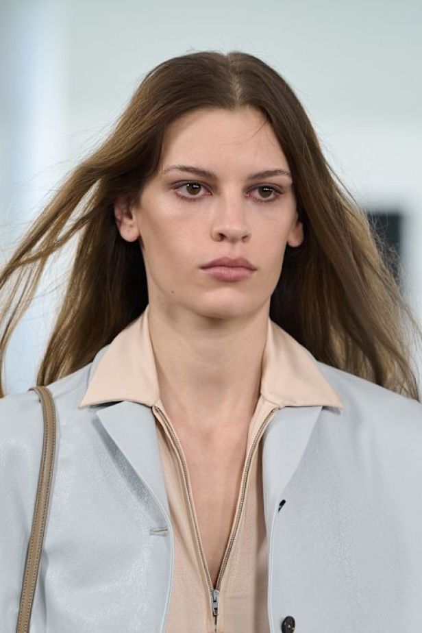 مجموعة ‏JIL SANDER ‎‏ لربيع 2027 تستكشف جمال اللامثالية ‏