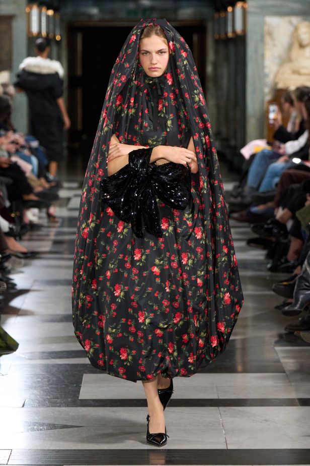 سيمون روشا تعيد تعريف الرومانسية في عرض ربيع وصيف 2027‏