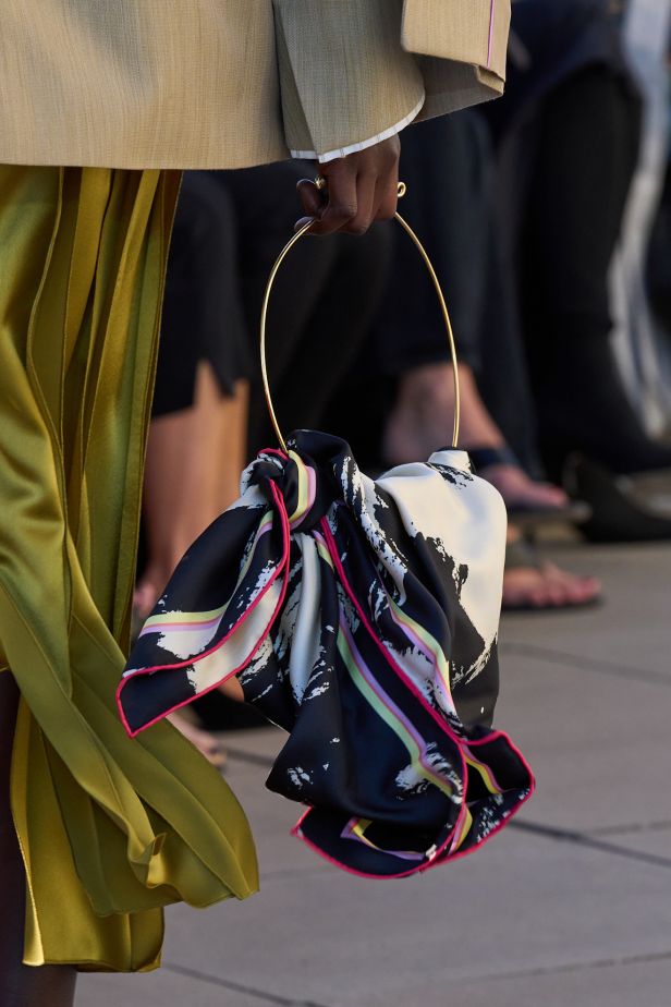 روكساندا تجسّد الحرفية النسوية في مجموعة ربيع وصيف 2027‏