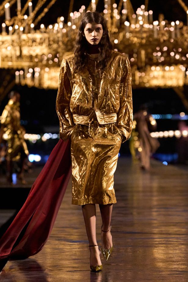 أنطوني فاكاريلو يكتب رسالته بالذهب في مجموعة سان لوران ربيع 2027‏