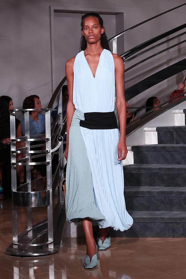 مجموعة ‏Proenza Schouler‏ لربيع 2027... راشيل سكوت تكتب حوارًا بين الإرث والعصرية
