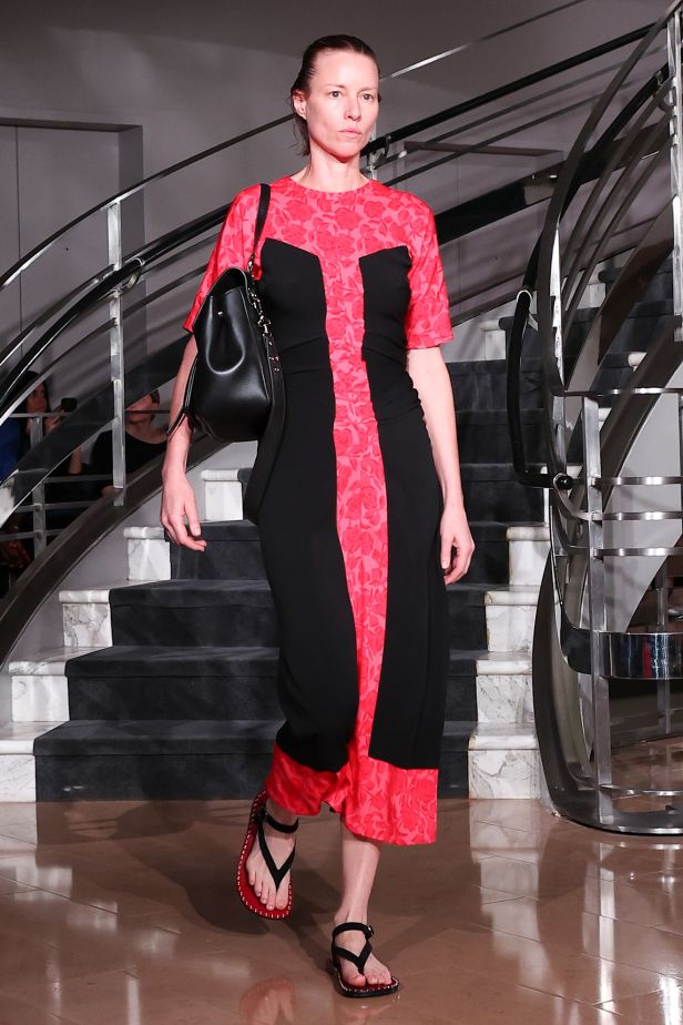مجموعة ‏Proenza Schouler‏ لربيع 2027... راشيل سكوت تكتب حوارًا بين الإرث والعصرية
