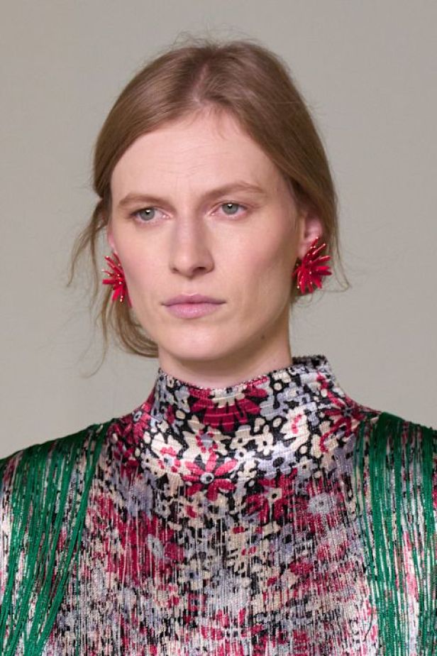 حين يفقد الجلد وزنه… Bottega Veneta تبحث عن الخفة في ربيع وصيف 2027