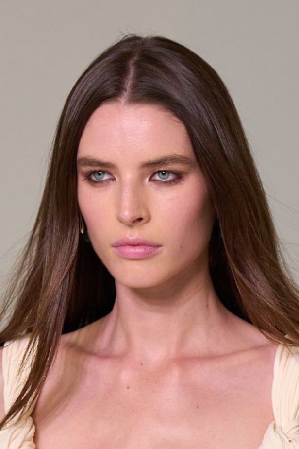 حين يفقد الجلد وزنه… Bottega Veneta تبحث عن الخفة في ربيع وصيف 2027