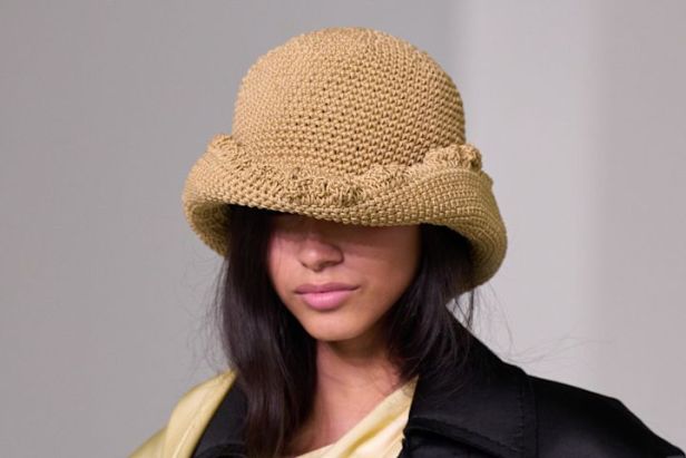 حين يفقد الجلد وزنه… Bottega Veneta تبحث عن الخفة في ربيع وصيف 2027