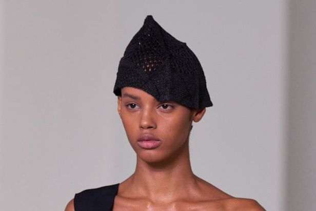 حين يفقد الجلد وزنه… Bottega Veneta تبحث عن الخفة في ربيع وصيف 2027