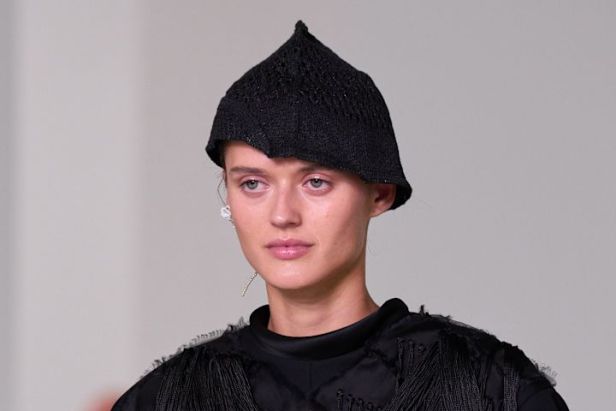 حين يفقد الجلد وزنه… Bottega Veneta تبحث عن الخفة في ربيع وصيف 2027