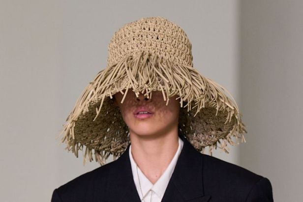 حين يفقد الجلد وزنه… Bottega Veneta تبحث عن الخفة في ربيع وصيف 2027