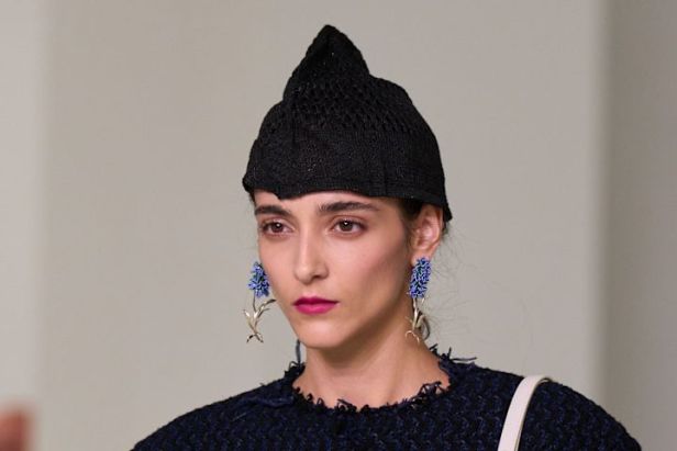 حين يفقد الجلد وزنه… Bottega Veneta تبحث عن الخفة في ربيع وصيف 2027