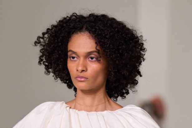 حين يفقد الجلد وزنه… Bottega Veneta تبحث عن الخفة في ربيع وصيف 2027