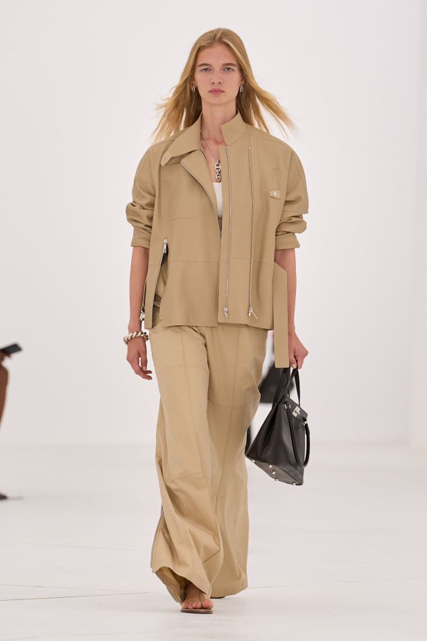 مجموعة ‏Hermès‏ لربيع وصيف 2027... تجسيد شكل الهواء وخفة لا تُزن