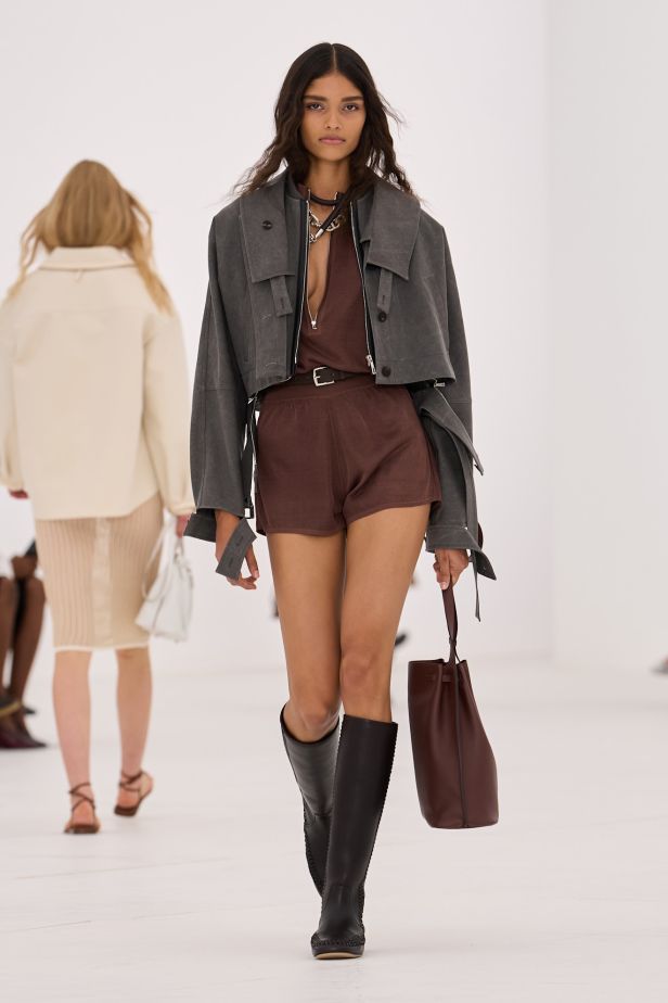 مجموعة ‏Hermès‏ لربيع وصيف 2027... تجسيد شكل الهواء وخفة لا تُزن
