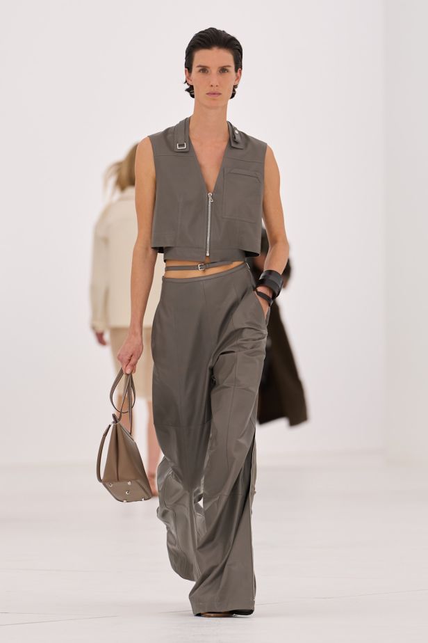 مجموعة ‏Hermès‏ لربيع وصيف 2027... تجسيد شكل الهواء وخفة لا تُزن