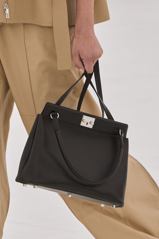 مجموعة ‏Hermès‏ لربيع وصيف 2027... تجسيد شكل الهواء وخفة لا تُزن