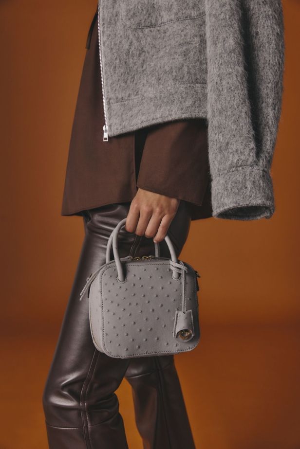 مجموعة ‏Longchamp‏ لربيع 2027.. سحر السينما الباريسية في تصاميم أنثوية متجددة