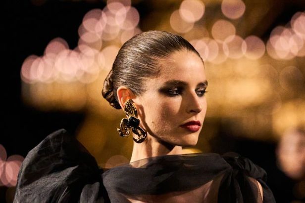 أنطوني فاكاريلو يكتب رسالته بالذهب في مجموعة سان لوران ربيع 2027‏