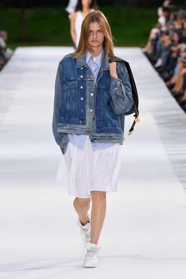 مجموعة ستيلا ماكارتني لربيع 2027... موضة تُصغي إلى المحيط