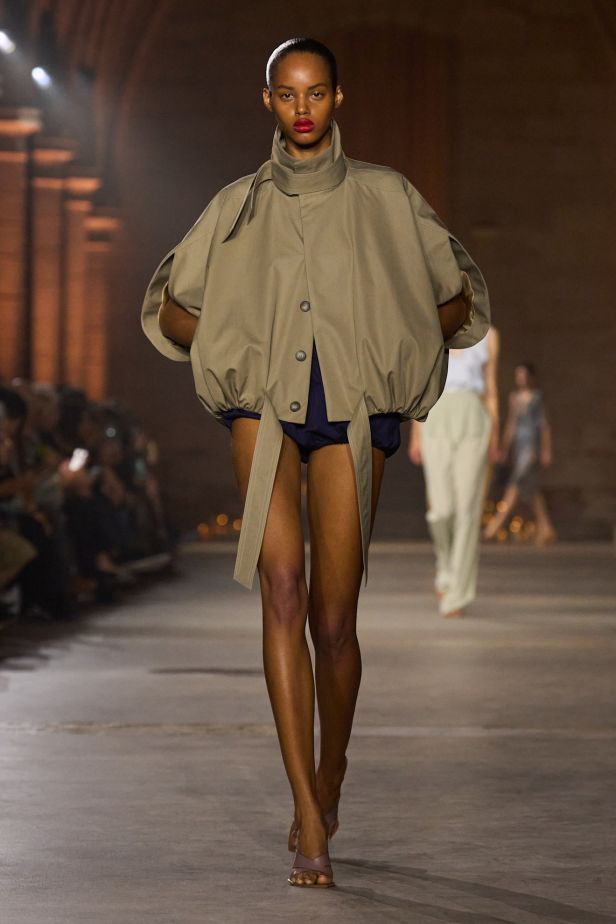 حين يلتقي الرقص الحديث بصرامة الخطوط في مجموعة Victoria Beckham ربيع و صيف 2027