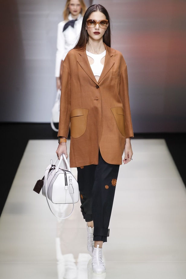 Emporio Armani يُحيي موضة البرمودا والقصّات الذكورية