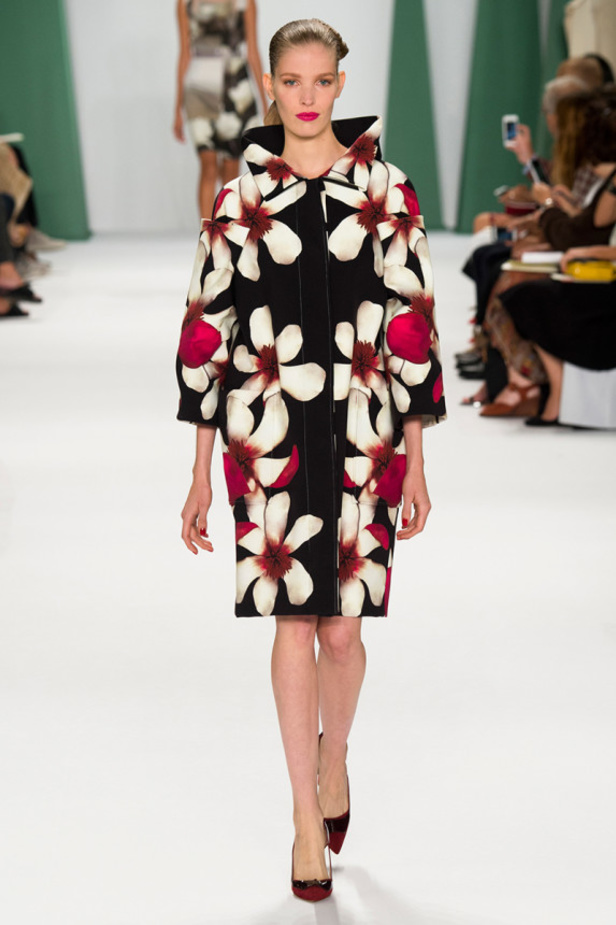 كارولينا هيريرا تنعش الصيف بأرقى الألوان والأزهار