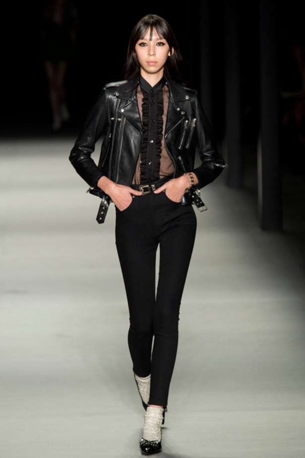 Saint Laurent: الاقمشة الشفافة لاطلالة أكثر دلالاً