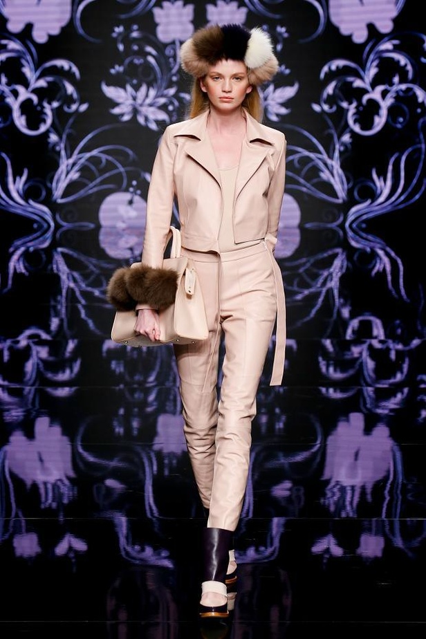 لمسات الفرو والشراريب تغمر عروض Aigner