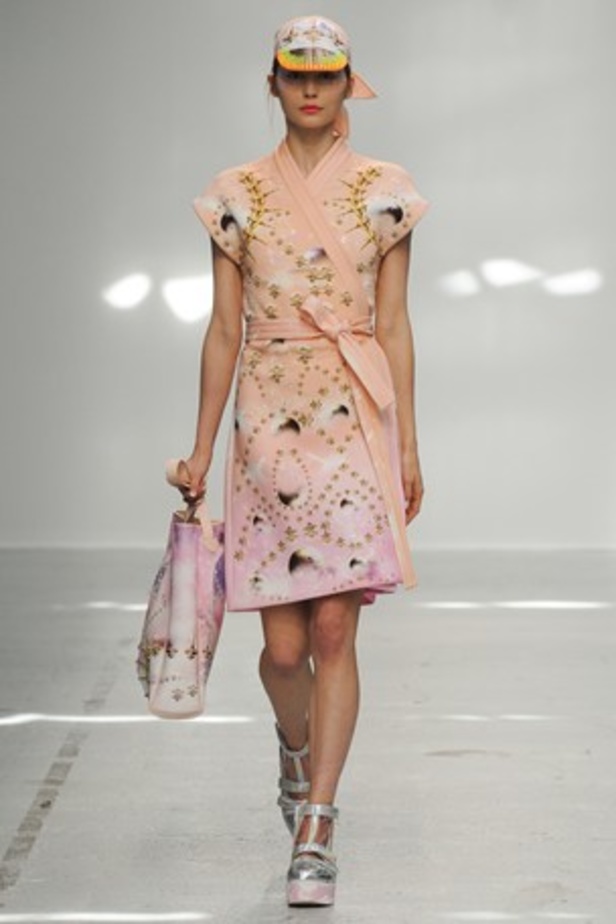 ورود ونقوش ملكية تحاكي مجموعة MANISH ARORA